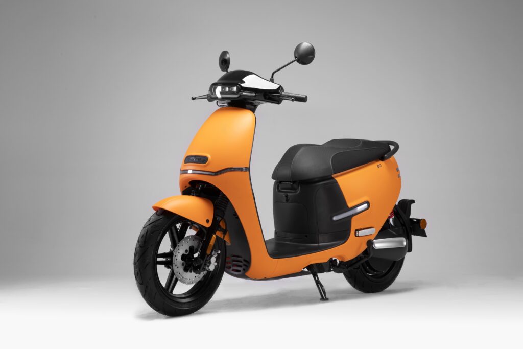 Conducir la Horwin bajo la lluvia